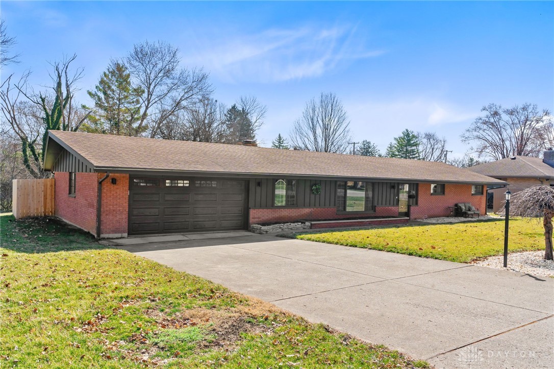 2114 Clearview Drive, Bellbrook, Ohio image 2