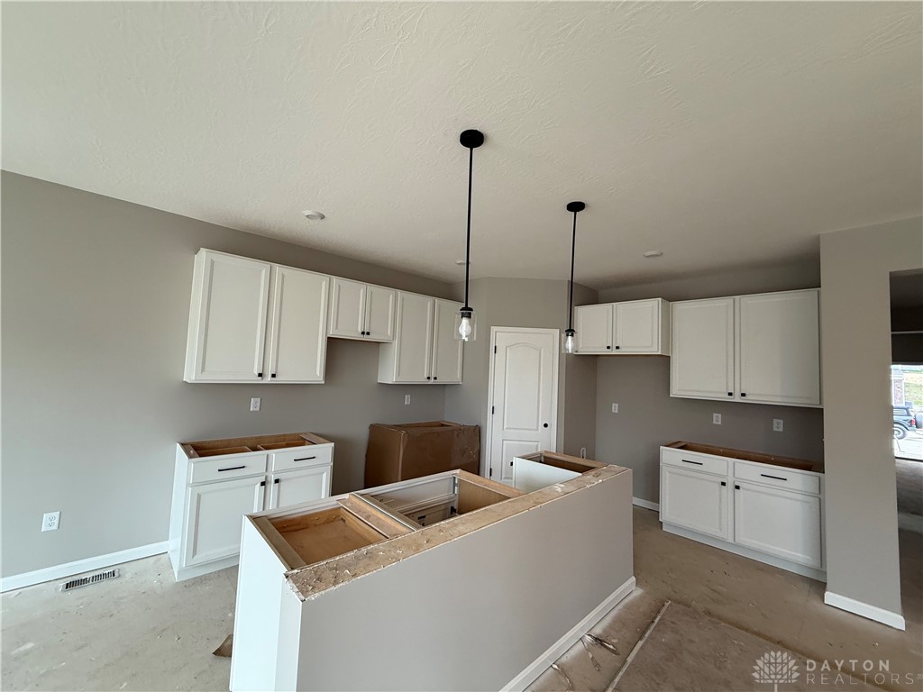 1233 Heathgate Way, Fairborn, Ohio image 2