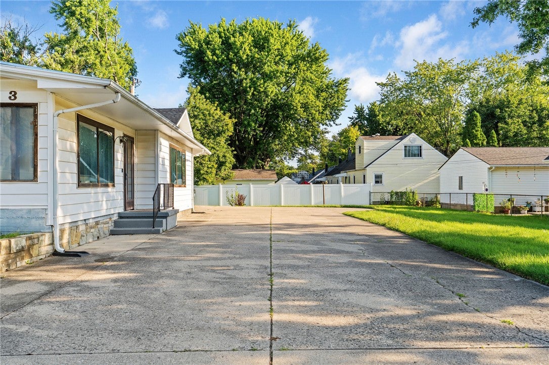 813 E Dorothy Lane