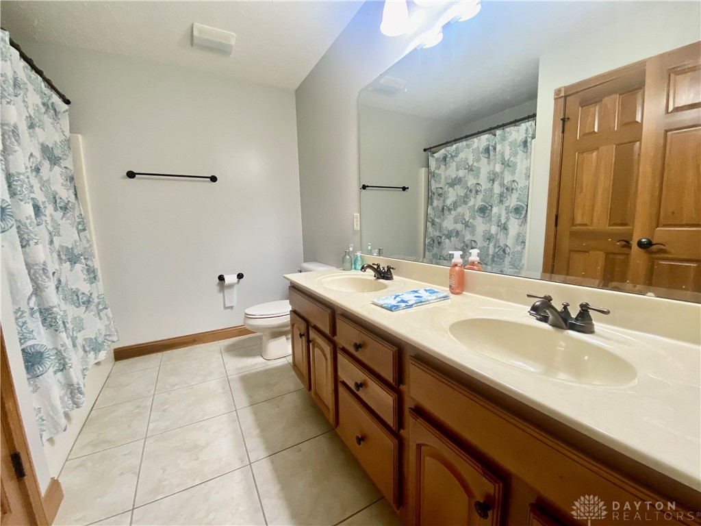 567 Chartwell Court, Troy, Ohio image 35