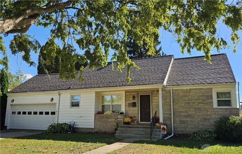 Homes For Sale - 115 E Pinehurst Street<br/> Shelby County, Sidney, OH 45365