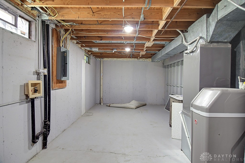 510 Royal Springs Drive, Springboro, Ohio image 37