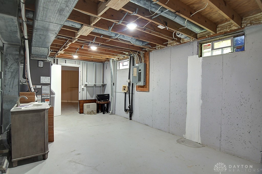 510 Royal Springs Drive, Springboro, Ohio image 38