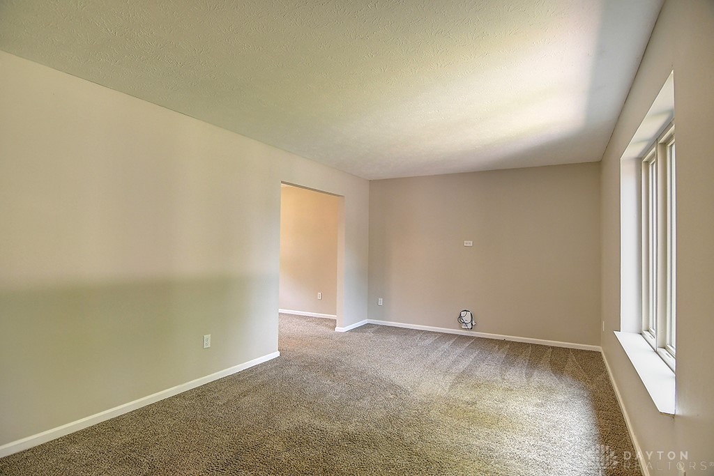510 Royal Springs Drive, Springboro, Ohio image 5