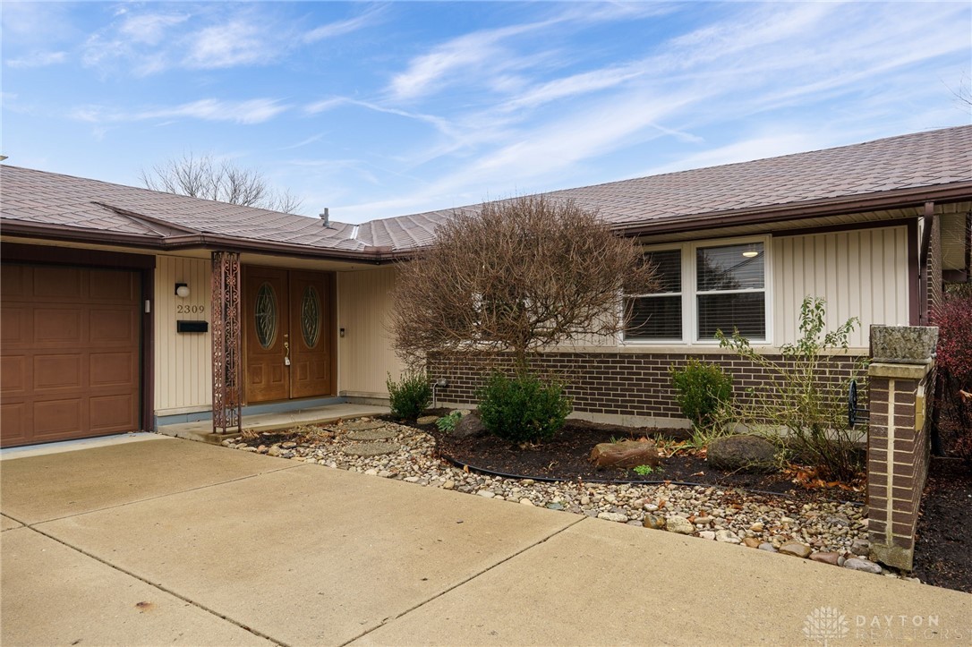 2309 Pondview Drive, Kettering, Ohio image 3