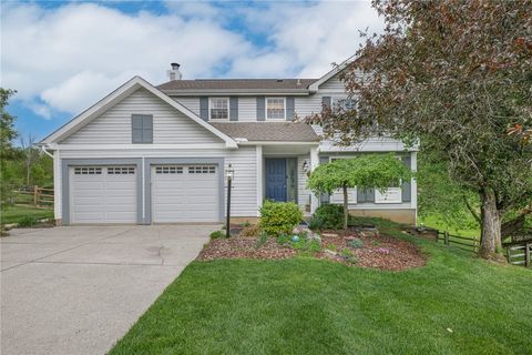 Photo of 5642 Bluepine Drive, Cincinnati, OH 45247 (MLS # 956594)