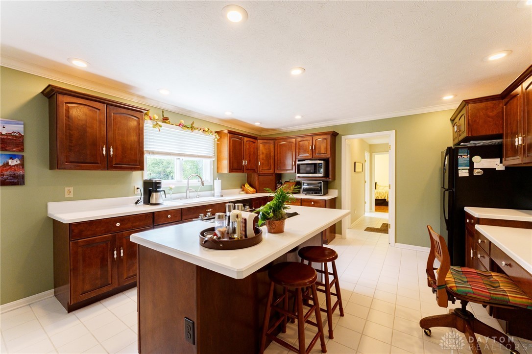 1150 Cloverdale Drive, Troy, Ohio image 9
