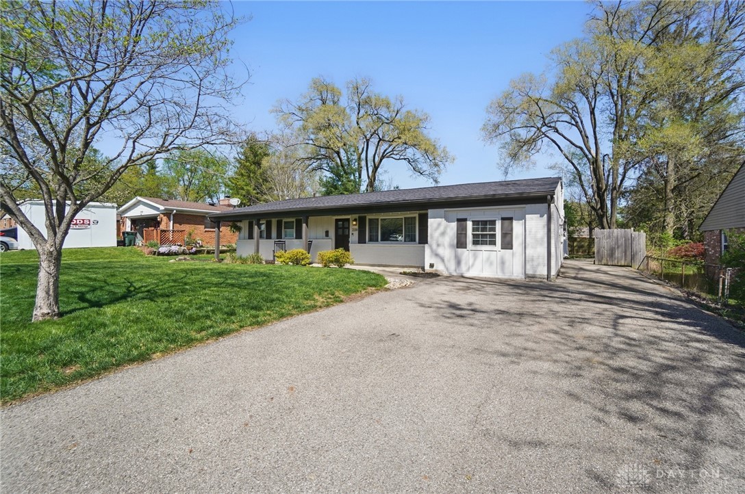 2110 S Lakeman Drive, Bellbrook, Ohio image 2