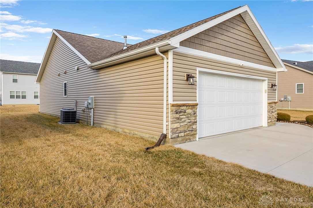 2735 Douglas Drive, Troy, Ohio image 5
