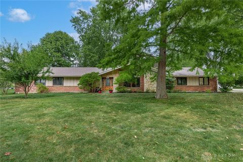 Photo of 5440 Royalwood Drive, Dayton, OH 45429 (MLS # 944066)