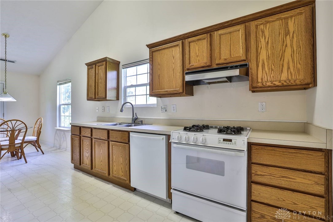 1511 Michael Drive, Troy, Ohio image 11