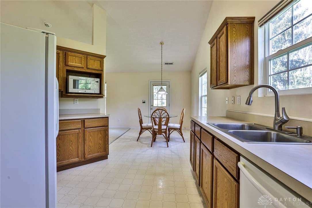 1511 Michael Drive, Troy, Ohio image 10