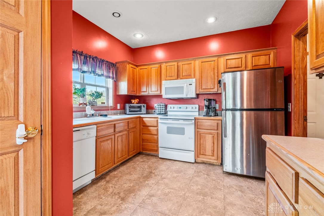 1608 Kensley Place, Fairborn, Ohio image 9