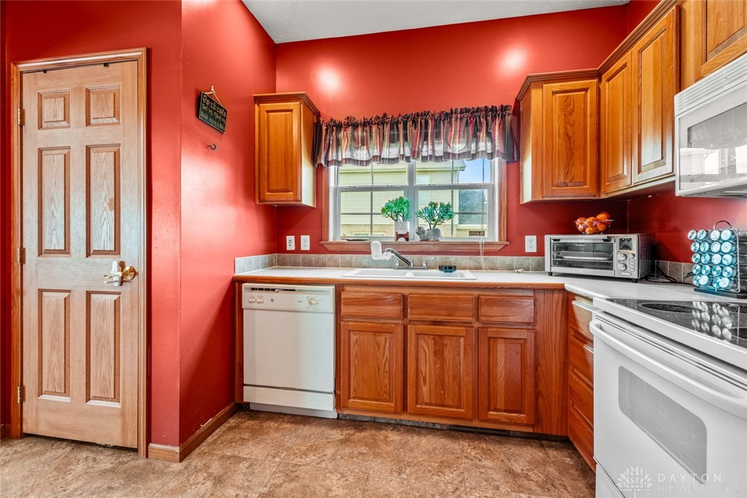 1608 Kensley Place, Fairborn, Ohio image 12