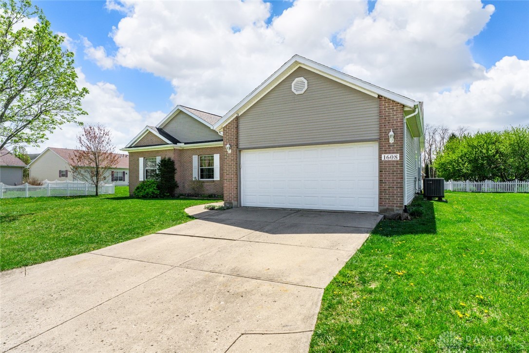 1608 Kensley Place, Fairborn, Ohio image 4