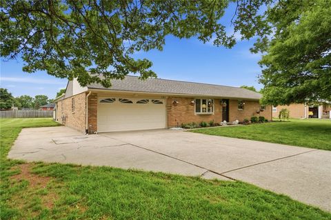 Photo of 121 Chestnut Avenue, Carlisle, OH 45005 (MLS # 959117)