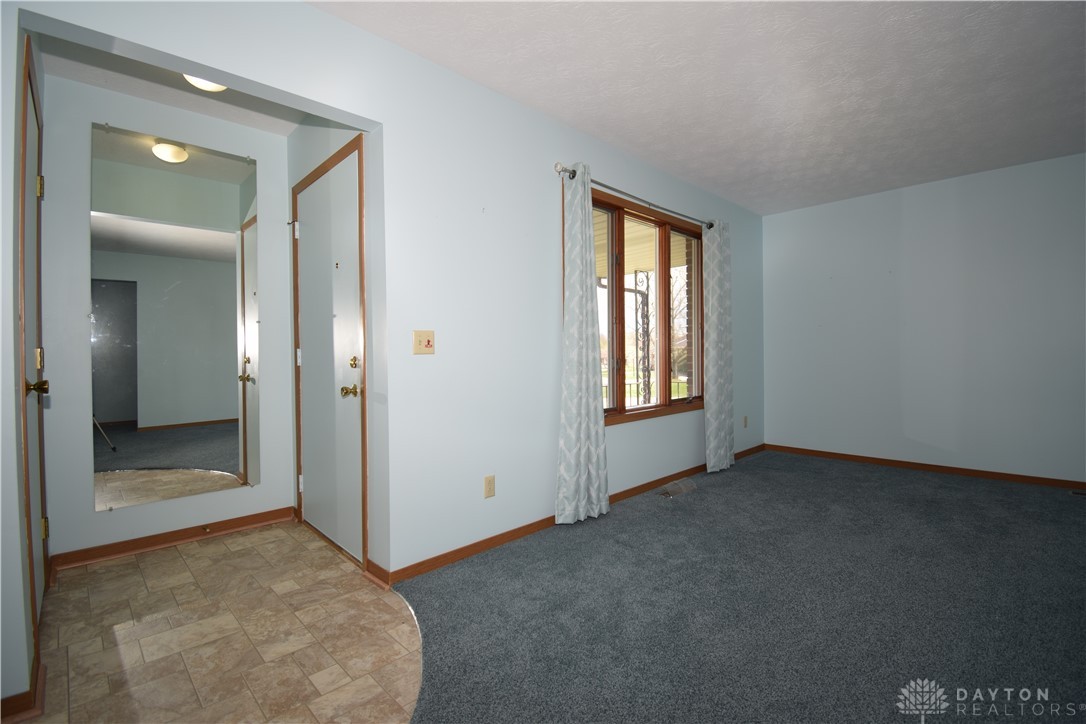 1035 Bradford Drive, Springfield, Ohio image 8