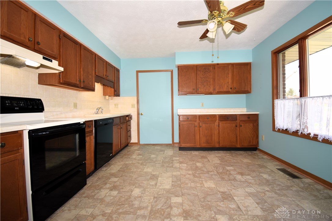 1035 Bradford Drive, Springfield, Ohio image 4