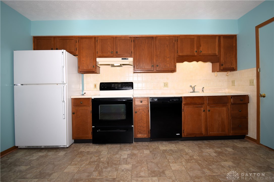 1035 Bradford Drive, Springfield, Ohio image 5