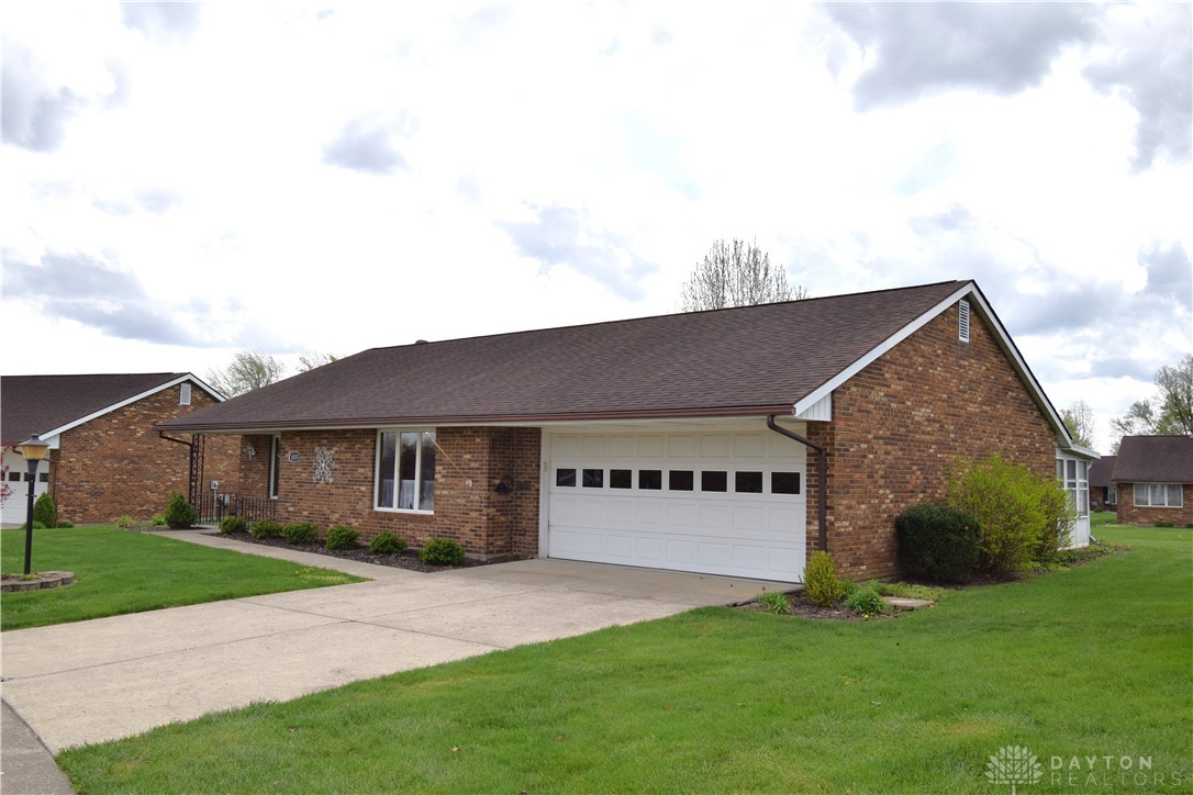 1035 Bradford Drive, Springfield, Ohio image 2