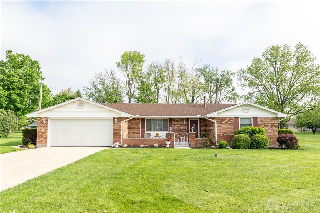 135 Coach Drive, Tipp City, Ohio image 1
