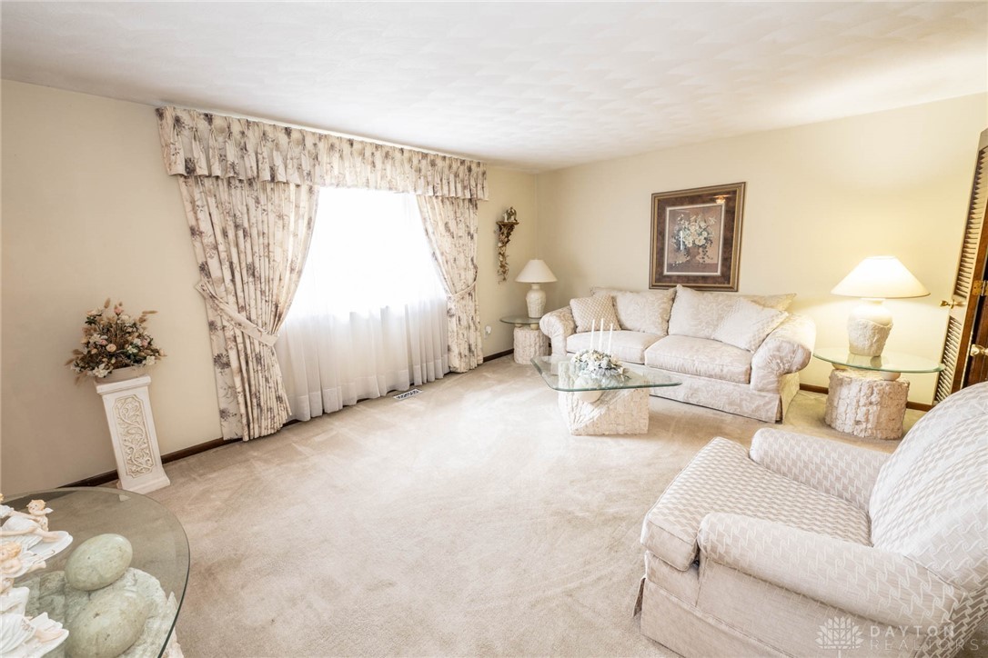 135 Coach Drive, Tipp City, Ohio image 9