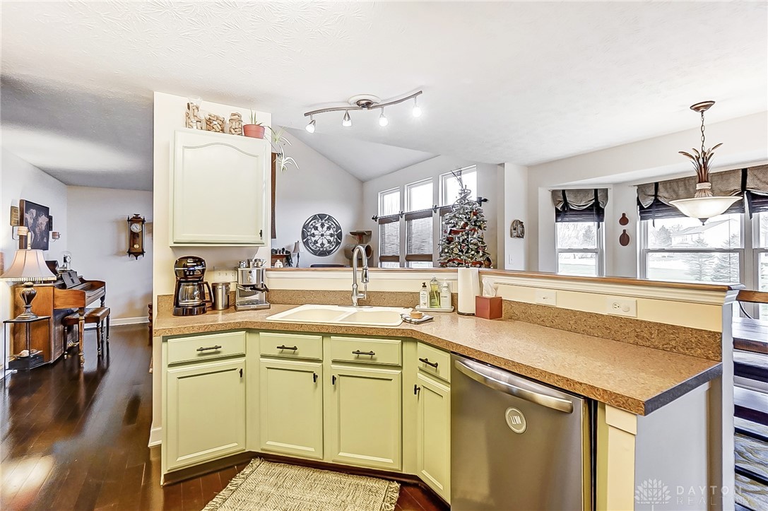 1061 Dapple Court, Fairborn, Ohio image 9