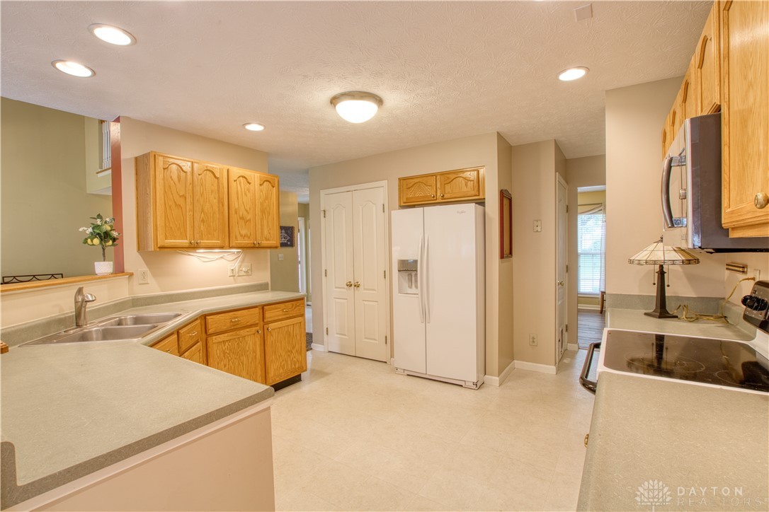 2466 Dewpoint Circle, Fairborn, Ohio image 11