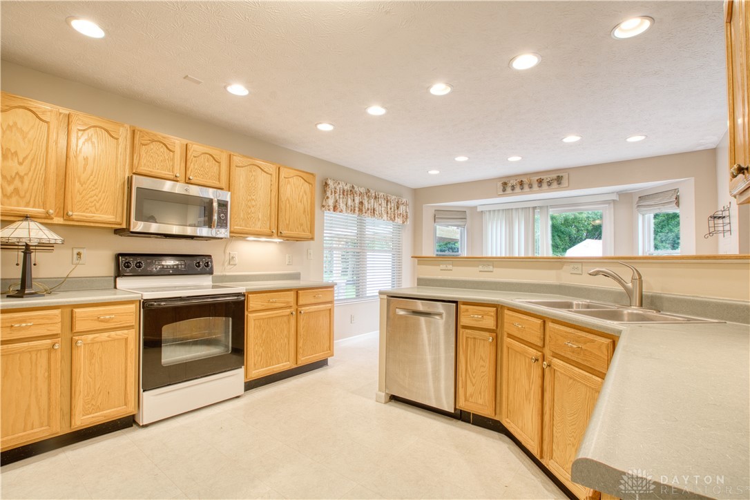 2466 Dewpoint Circle, Fairborn, Ohio image 13