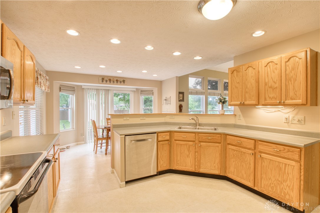 2466 Dewpoint Circle, Fairborn, Ohio image 12