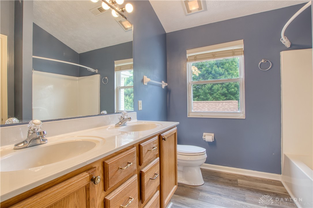 2466 Dewpoint Circle, Fairborn, Ohio image 16