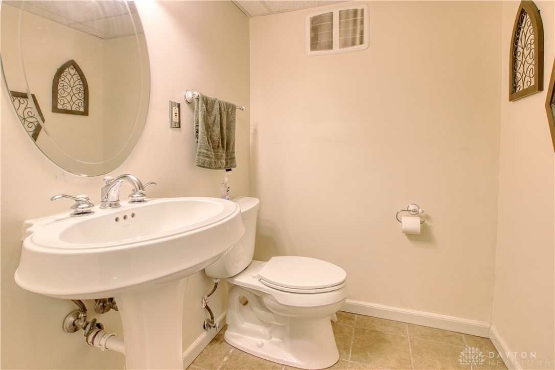 2466 Dewpoint Circle, Fairborn, Ohio image 24