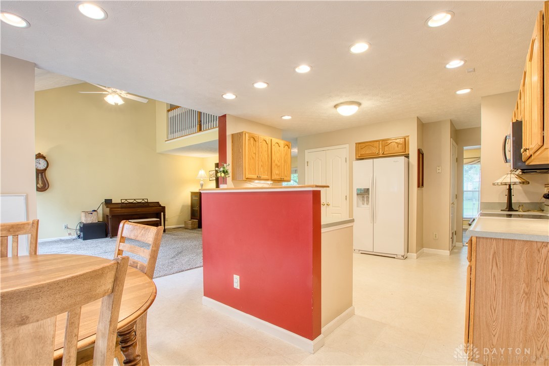 2466 Dewpoint Circle, Fairborn, Ohio image 10