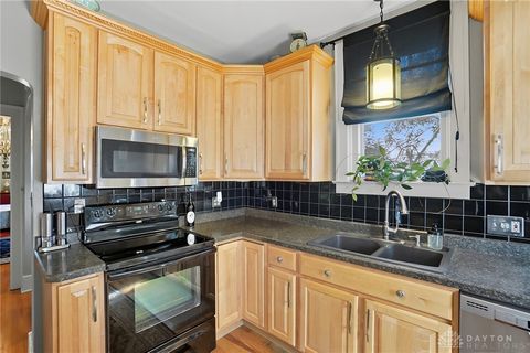 Tiny photo for 2002 N Fountain Boulevard, Springfield, OH 45504 (MLS # 945451)