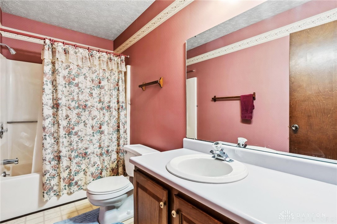 4077 Glenberry Circle, Bellbrook, Ohio image 31