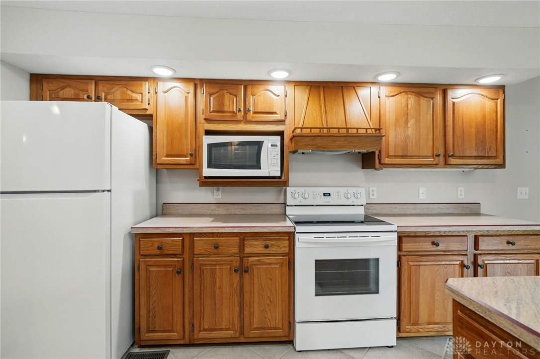 865 Copperfield Lane, Tipp City, Ohio image 13
