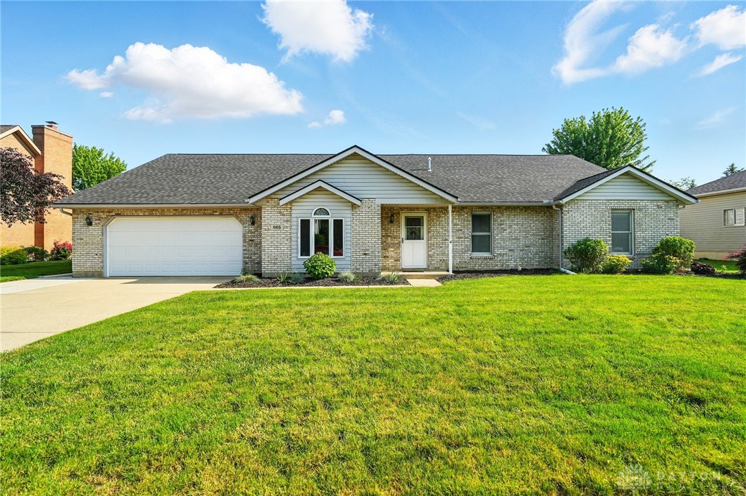 865 Copperfield Lane, Tipp City, Ohio image 1
