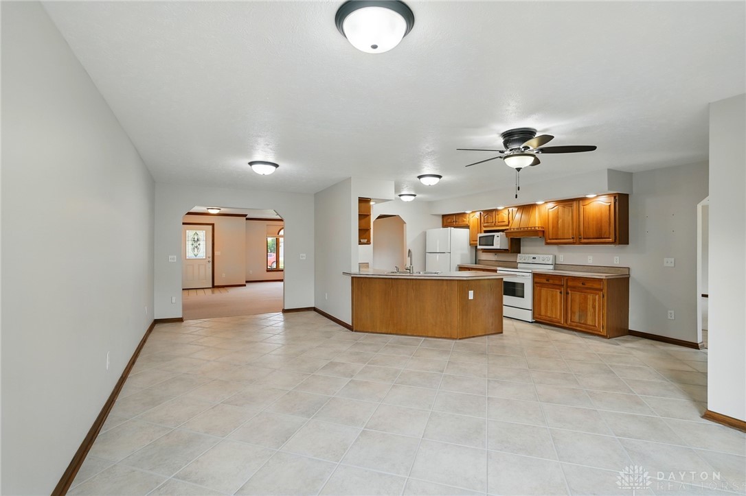 865 Copperfield Lane, Tipp City, Ohio image 16