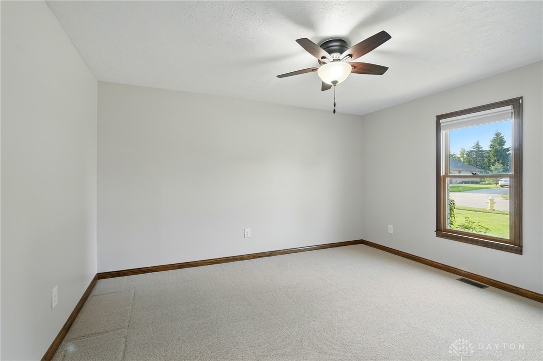 865 Copperfield Lane, Tipp City, Ohio image 31