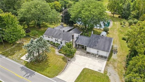 Photo of 1370 E Bluelick Road, Lima, OH 45801 (MLS # 943094)