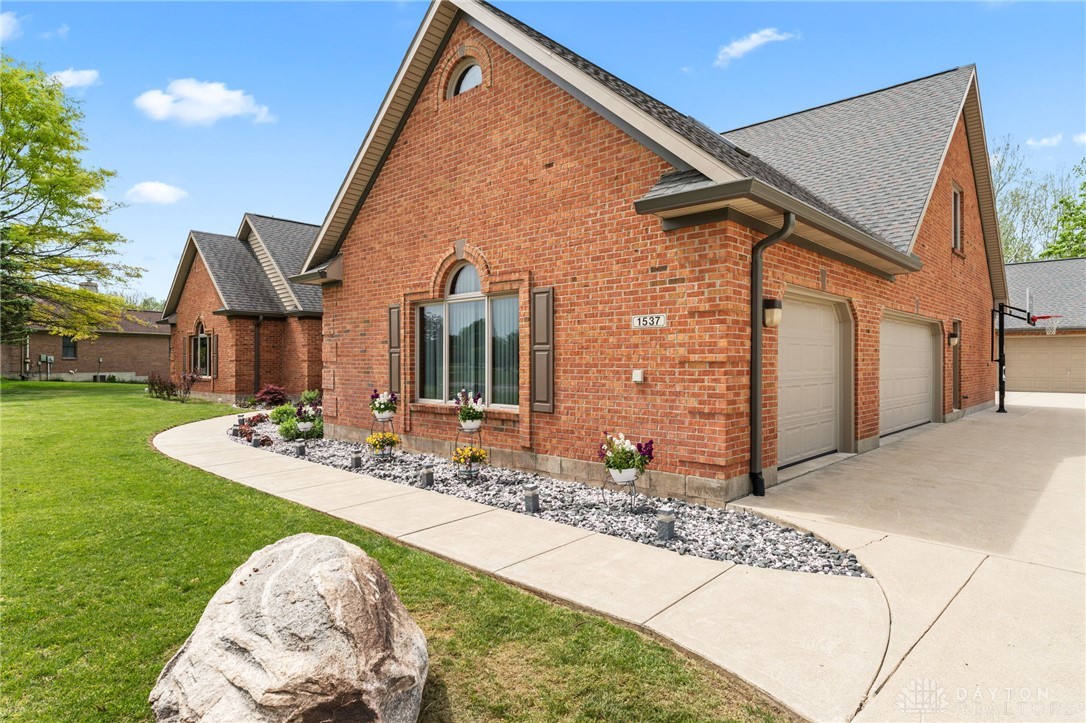 1537 Meadowlands Drive