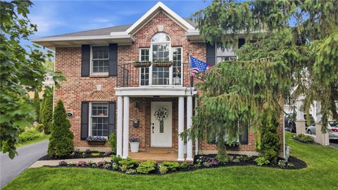 Homes For Sale - 39 E Dixon Avenue<br/> Oakwood, OH 45419