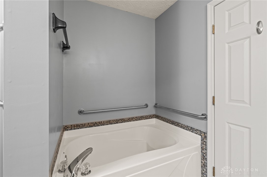 2750 Twin Lakes Drive, Troy, Ohio image 24