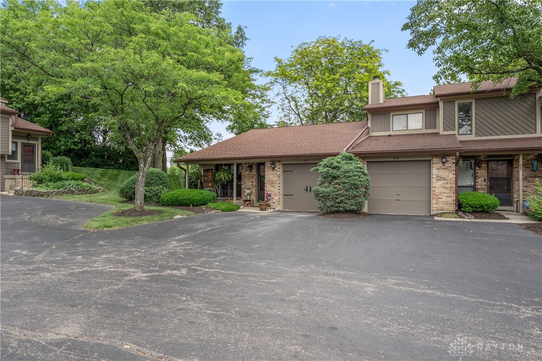 653 Hidden Valley Court, Fairborn, Ohio image 1