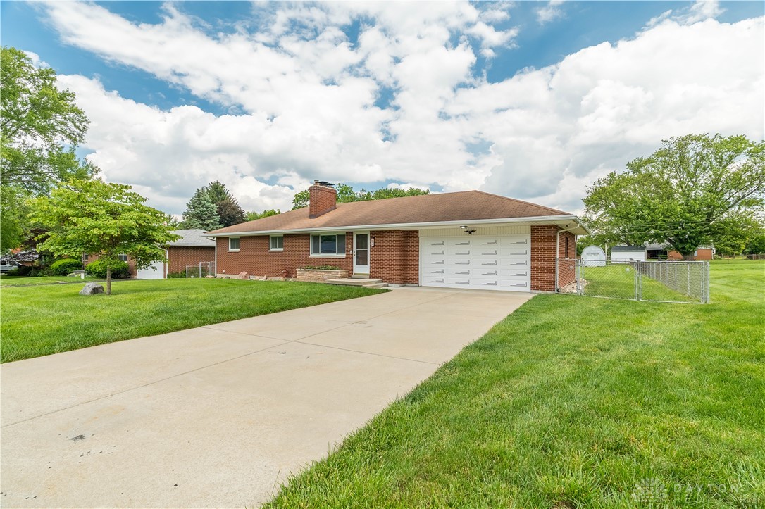 692 Sueden Drive, Beavercreek, Ohio image 2