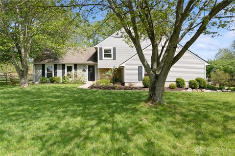 Photo of 8750 Castlecreek Drive, Centerville, OH 45458 (MLS # 956668)