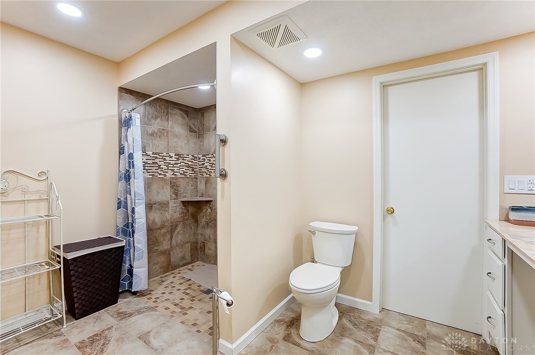 3033 E Linmuth Drive, Springfield, Ohio image 16