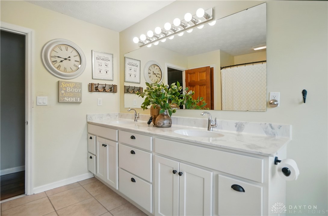 575 Foliage Lane, Springboro, Ohio image 32