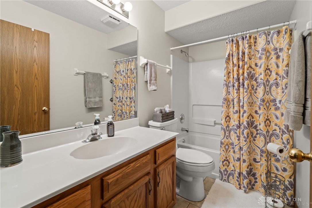 6887 Willow Tree Lane, Dayton, Ohio image 25