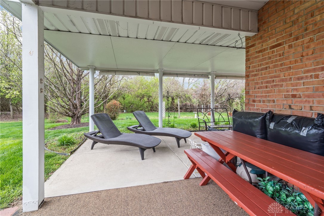 6887 Willow Tree Lane, Dayton, Ohio image 37
